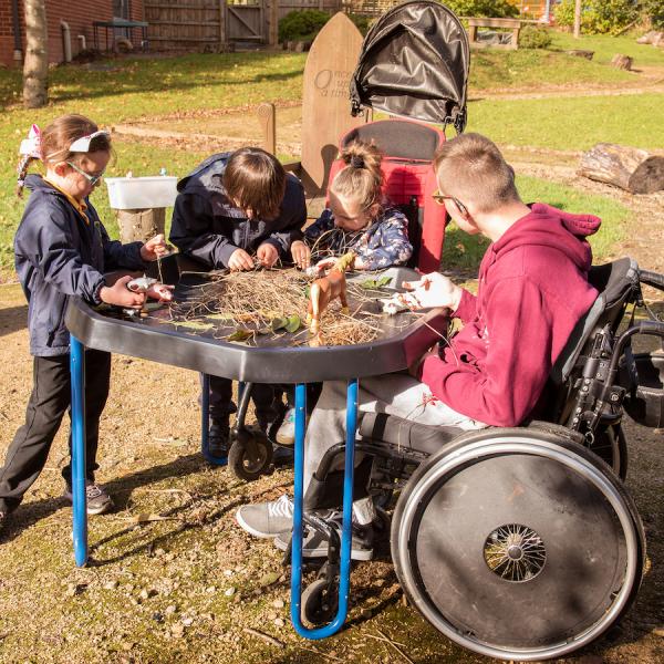 Verstelbaar onderstel voor de Tuff Tray - rolstoelgebruikers