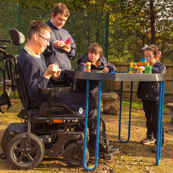 Verstelbaar onderstel voor de Tuff Tray - rolstoelgebruikers