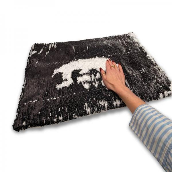 Verzwaard schootkussen met glitters - zwart-wit