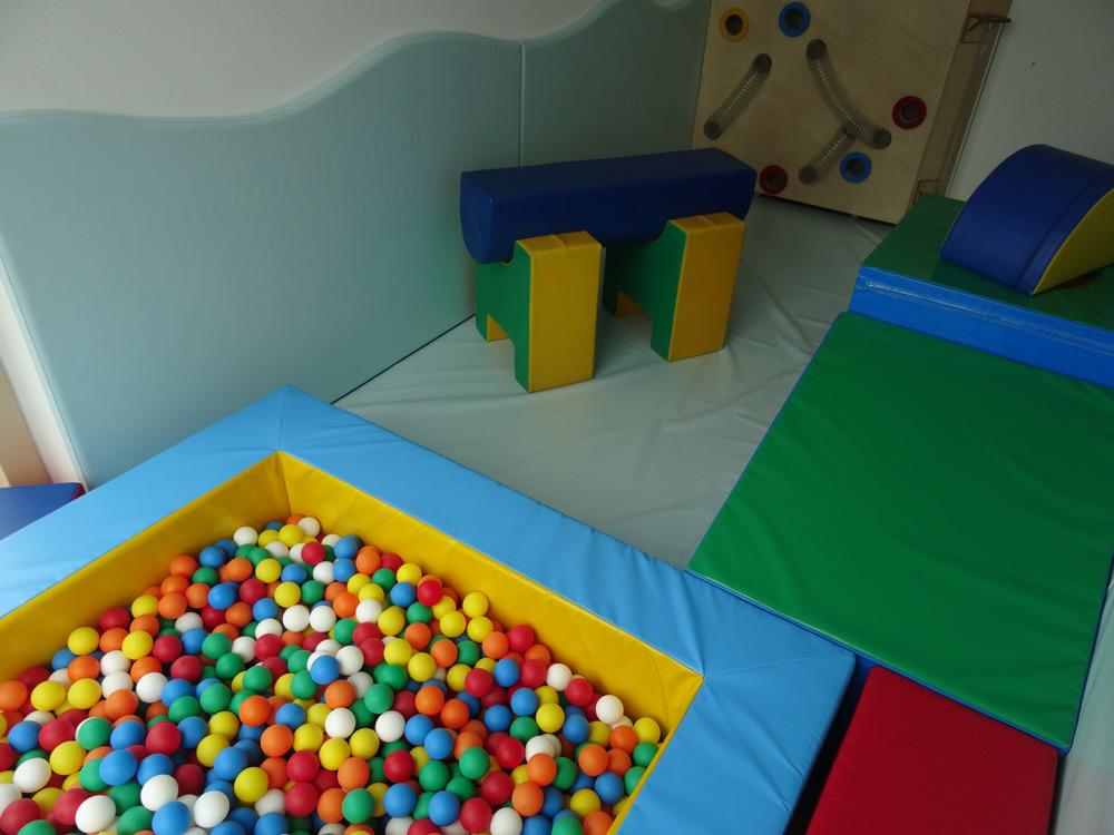 Softplay ruimte met ballenbad en buizenballenbaan