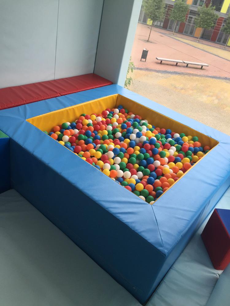 Softplay ruimte met ballenbad en buizenballenbaan