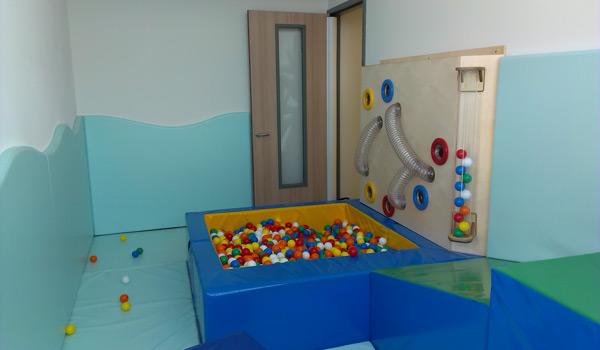 Softplay ruimte met ballenbad en buizenballenbaan