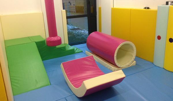 Softplay ruimte met regenboogpanelen