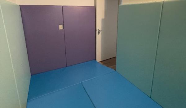 Time-out ruimte in blauwe en paarse kleuren